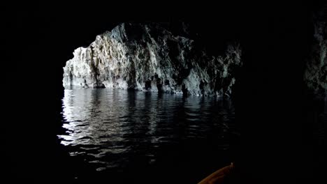 kayakista saliendo de una cueva marina natural, revelando el horizonte a través de la apertura, isla de vis, mar adriático, croacia