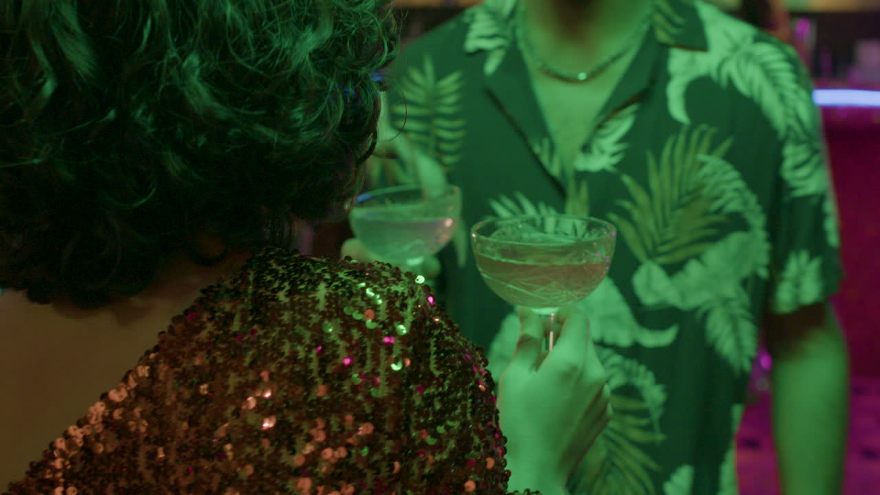 파티에서 춤을 추는 친구들