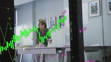 animación de procesamiento de datos financieros sobre mujer de negocios asiática mirando por la ventana