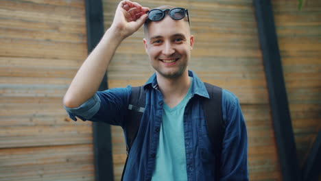 hombre sonriente con gafas de sol