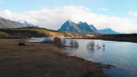 drone volando hacia atrás revelando nordegg norte de saskatchewan valle del río glaciar