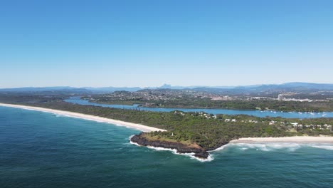 Panoramablick-Auf-Die-Landzunge-Von-Fingal-Mit-Dem-Tweed-River-Und-Dem-Mount-Warning-In-Der-Ferne