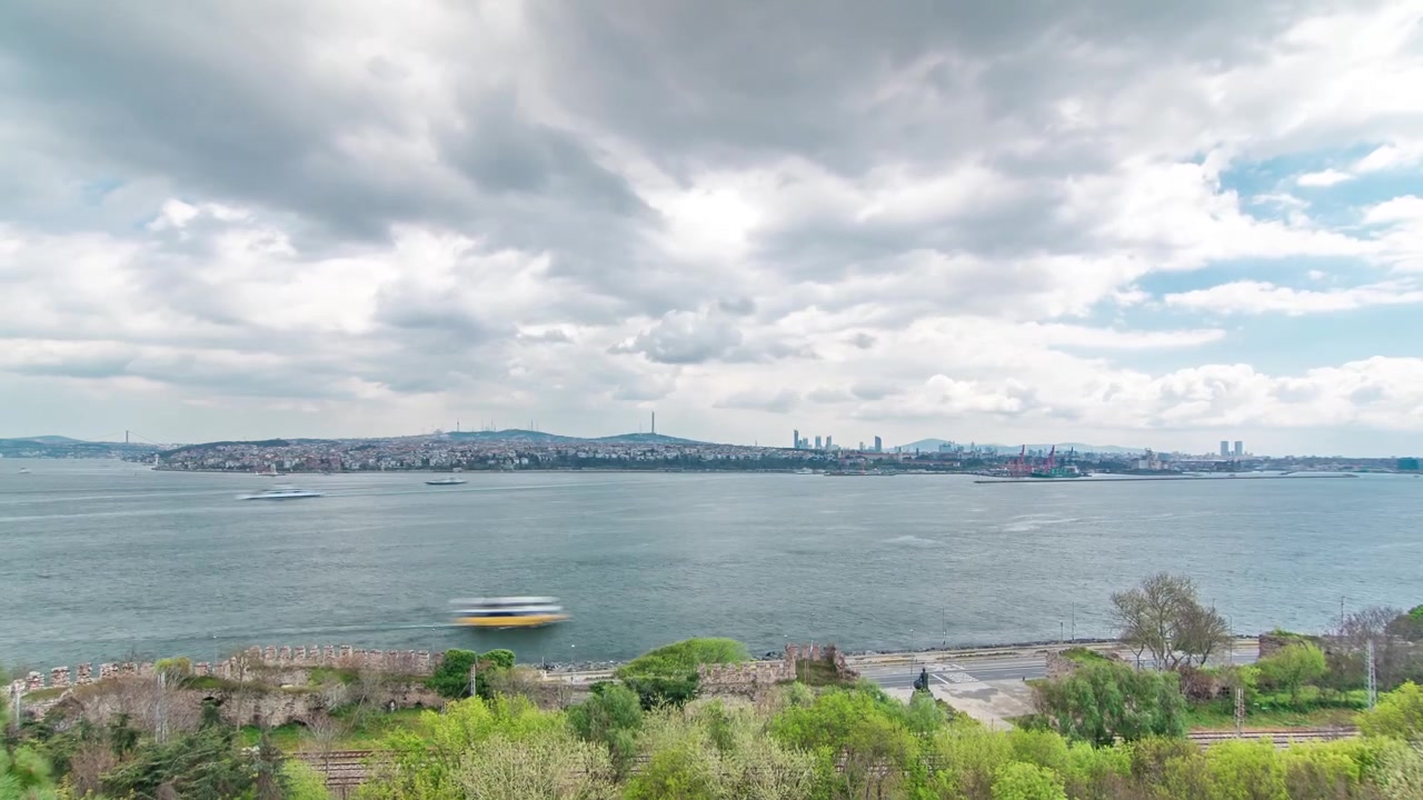Vista di Istanbul e del Bosforo dal Palazzo Topkapi timelapse. Vista dall'alto del centro e della collina di Camlica. Monumento all'Ammiraglio Piri Reis vicino al Padiglione del Vangelo. Viaggia in Turchia