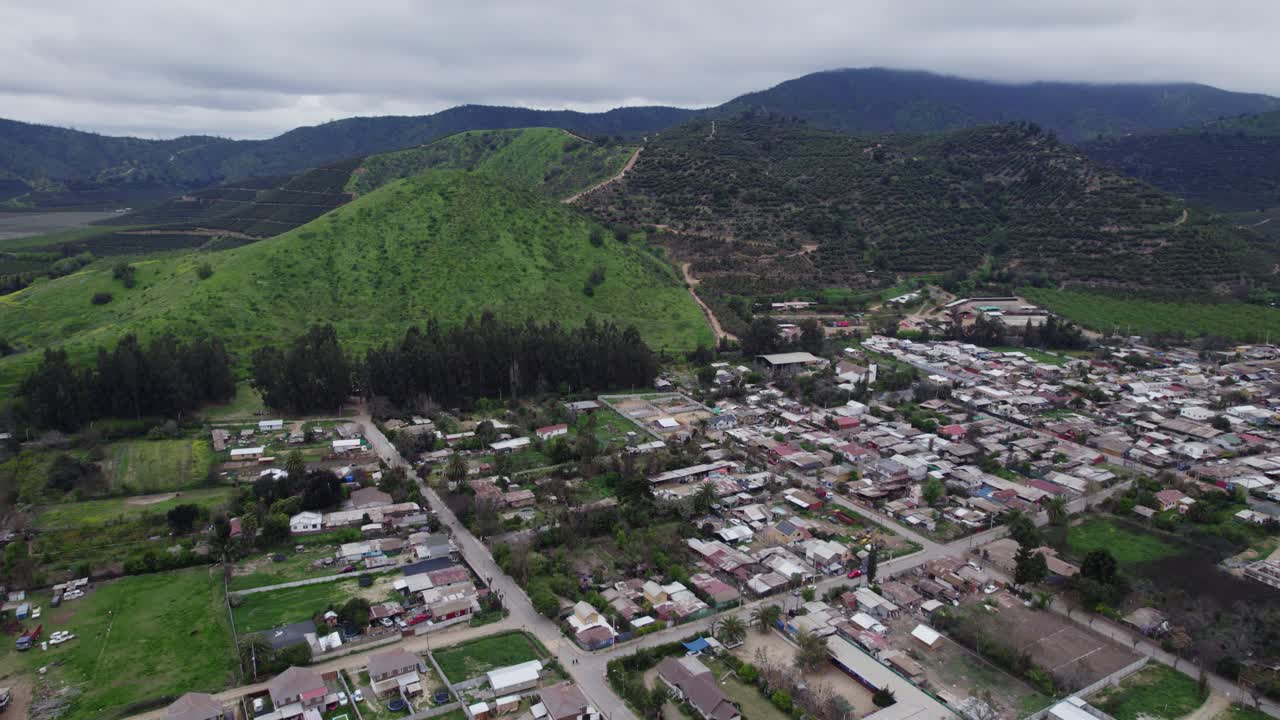 comunidad artesanal pomaire con cordillera verde en día nublado en melipilla, chile