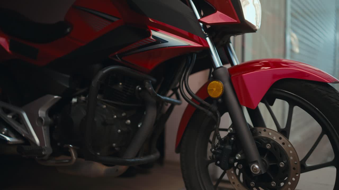 un hombre calvo con una camiseta amarilla es un instructor de motocicleta en una motocicleta ktv1 desde el garaje al comienzo del día de trabajo