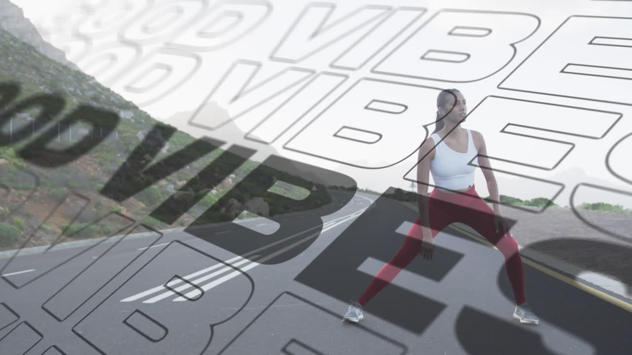 animación de las palabras buenas vibraciones en blanco sobre mujer haciendo ejercicio en la carretera de la montaña