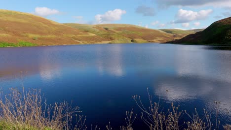 Wunderschöne-Englische-Landschaft-Mit-Heidebedeckten-Hügeln,-Blauen-Seen-Und-Klarem-Himmel