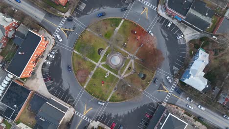 aérea de arriba hacia abajo de los coches de conducción en la rotonda