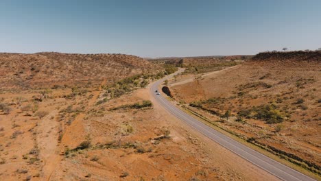 Disparo-De-Un-Dron-De-Viaje-Por-Carretera-En-El-Territorio-Del-Norte-De-Australia-4k