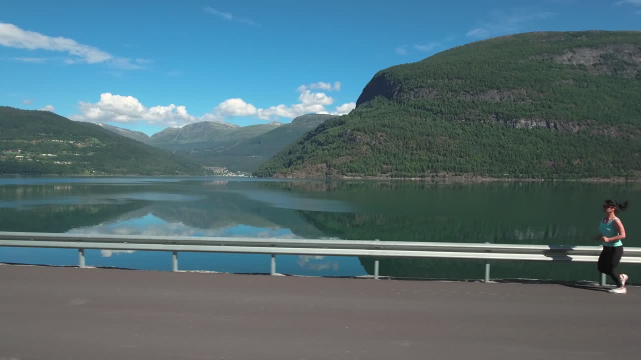 야외에서 조 ⁇ 을 하는 여자