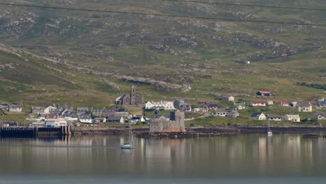 Aufnahme-Einer-Kleinen-Yacht,-Die-An-Einem-Sonnigen-Tag-Aus-Dem-Hafen-Von-Castlebay-Segelt