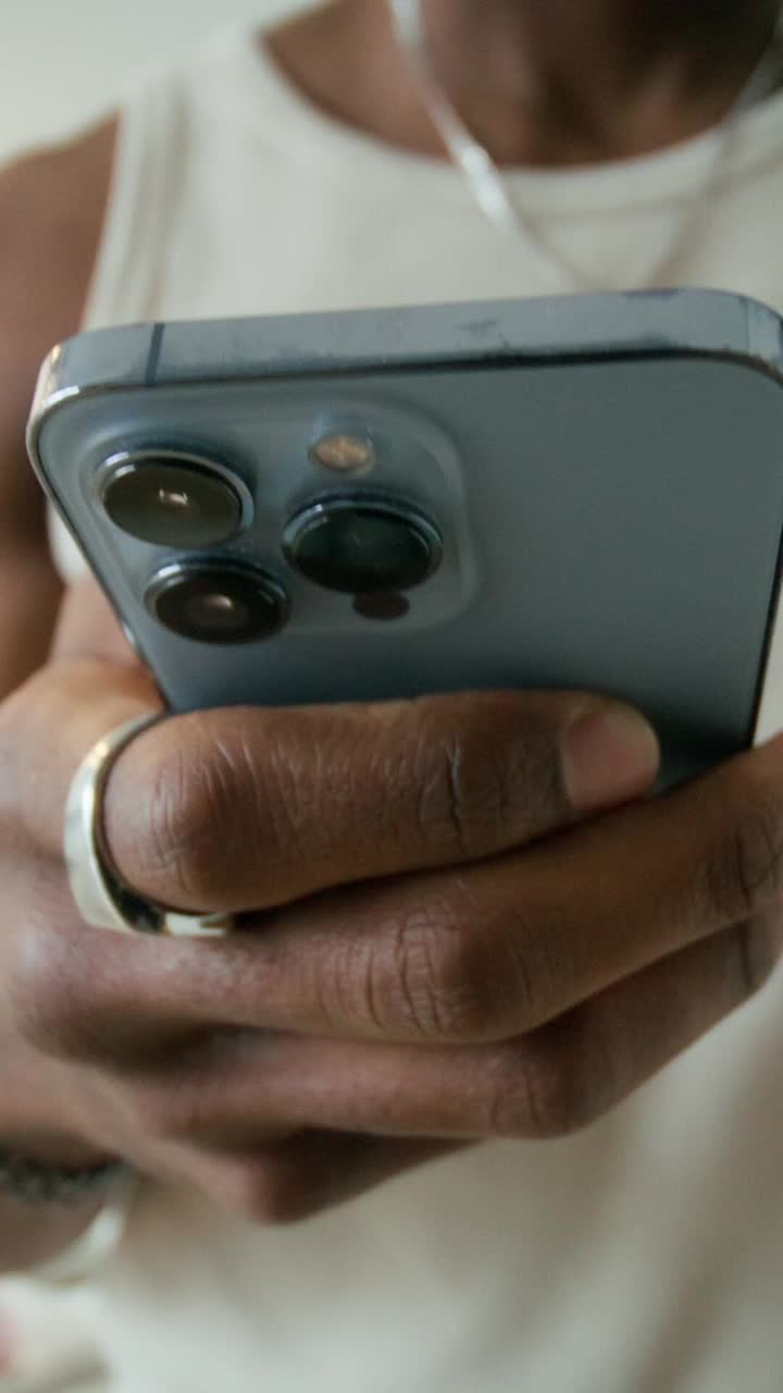 persona que utiliza un teléfono inteligente