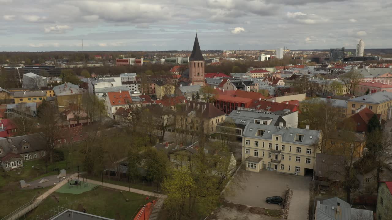 la iglesia jaani más antigua de tartu en el fondo