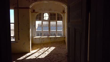 Sand-Füllt-Ein-Verlassenes-Gebäude-In-Der-Edelsteinbergbau-Geisterstadt-Kolmanskop,-Namibia-6