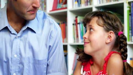 el maestro y la escuela interactúan entre sí en la biblioteca de la escuela.