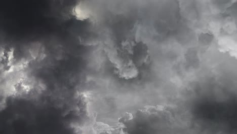 volando hacia nubes de cumulonimbos y tormentas eléctricas