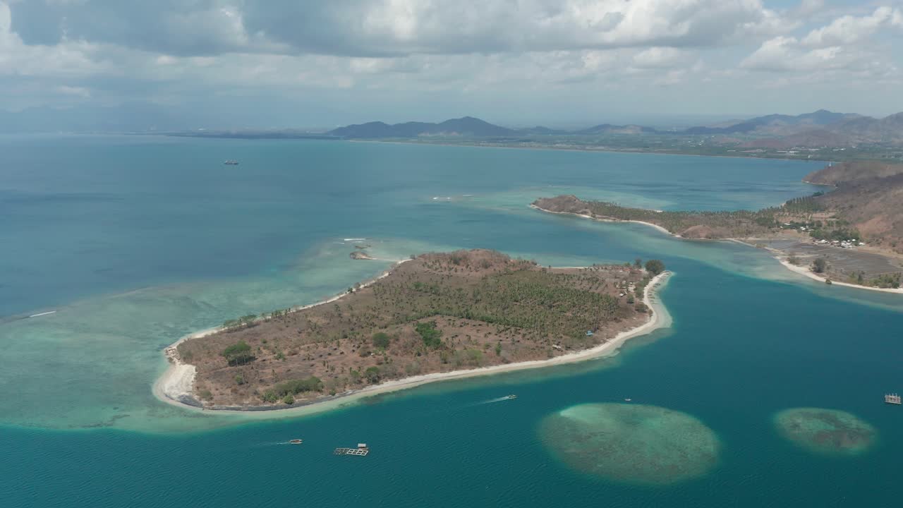 해안을 둘러싸고 있는 깨끗한 푸른 물이 있는 외딴 섬 길리 수닥, 공중