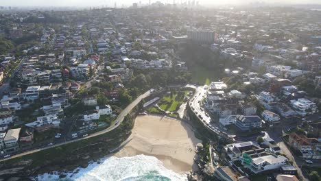 Tamarama-Gully-And-Beach-Park-At-The-Sandy-Coastline-In-NSW,-Australia