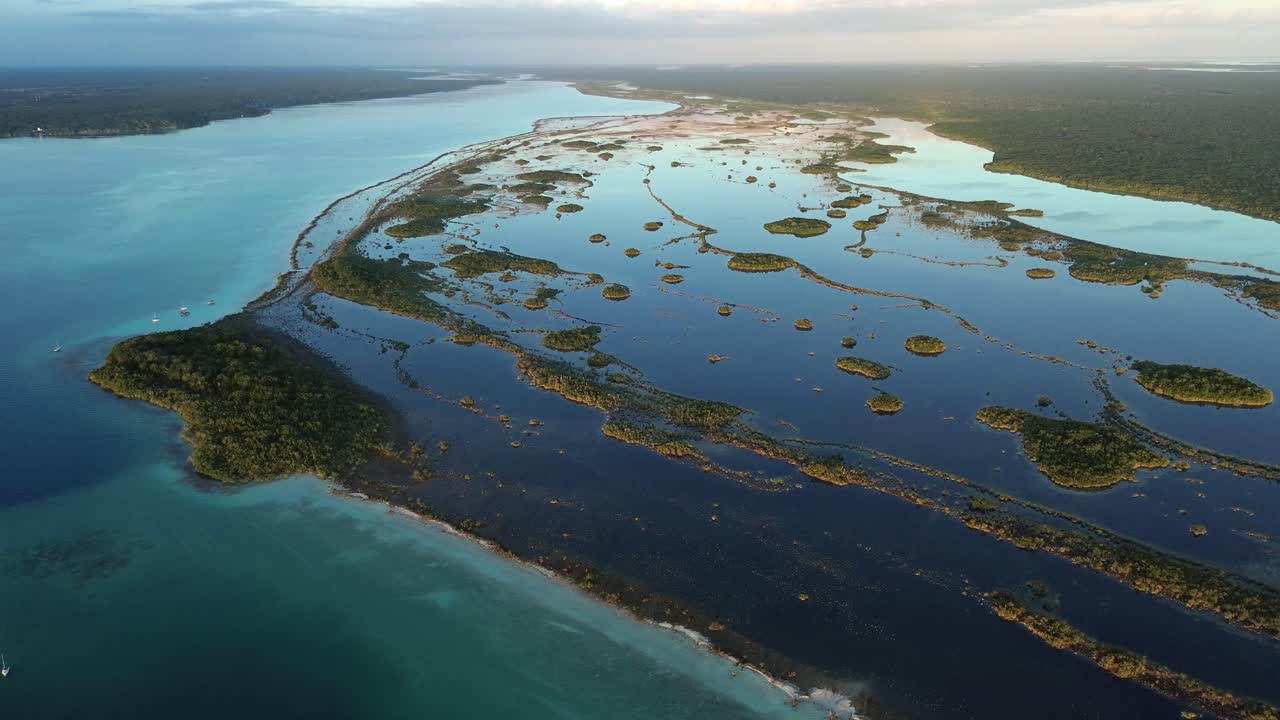 Vista panorâmica aérea da Lagoa de Bacalar com padrões de mangue e água turquesa em Quintana Roo, México, paisagem tropical abstrata.