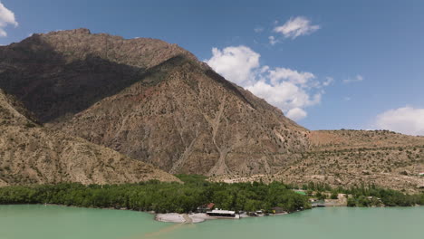 lago glacial de montaña de iskanderkul en la provincia de sughd de tayikistán, asia central