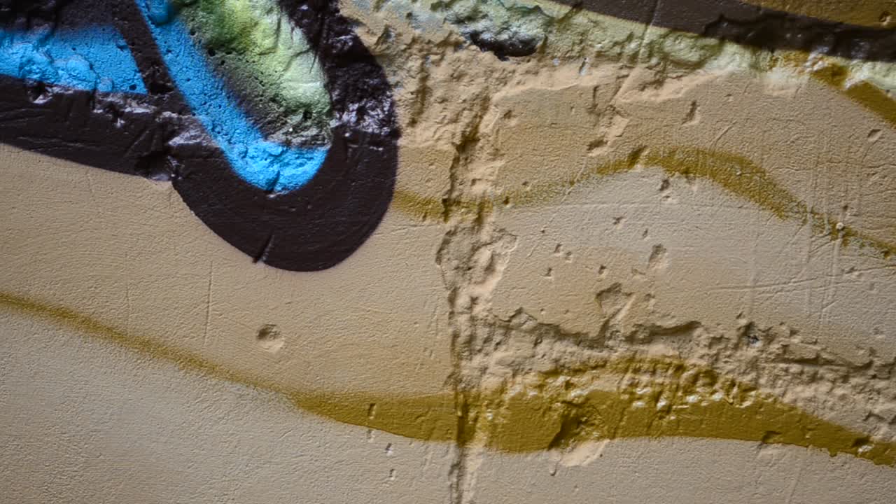 Grafiti en una valla, un fondo. El artista dibuja grafiti