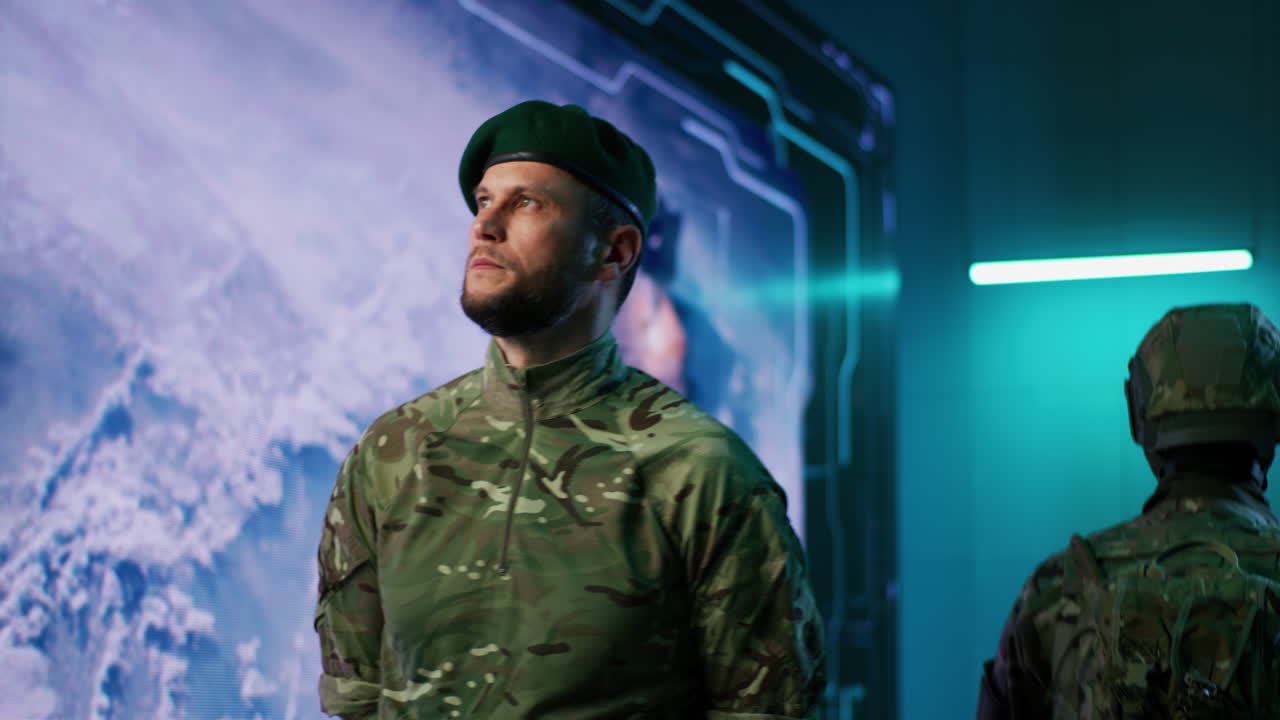personal militar en un centro de mando futurista