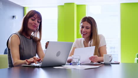 dos jóvenes colegas en una reunión de trabajo informal