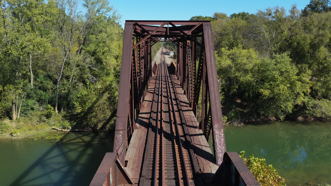 Ponte a traliccio in ferro vintage che attraversa il fiume Old River a Benton, Arkansas, Stati Uniti. Ripresa aerea con rotazione.