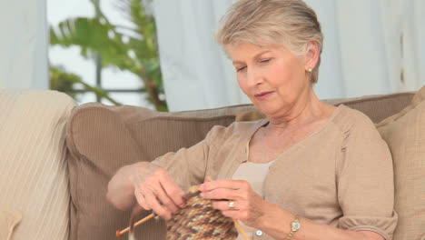 Pretty-elderly-woman-knitting-