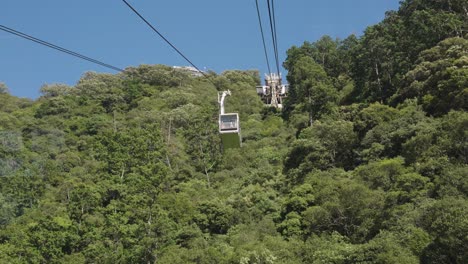 Gifu-Castle-and-Mt-Kinka-Ropeway,-Clear-Weather-over-Mountain