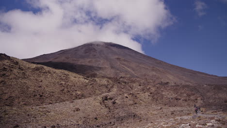 paisaje montañoso volcánico