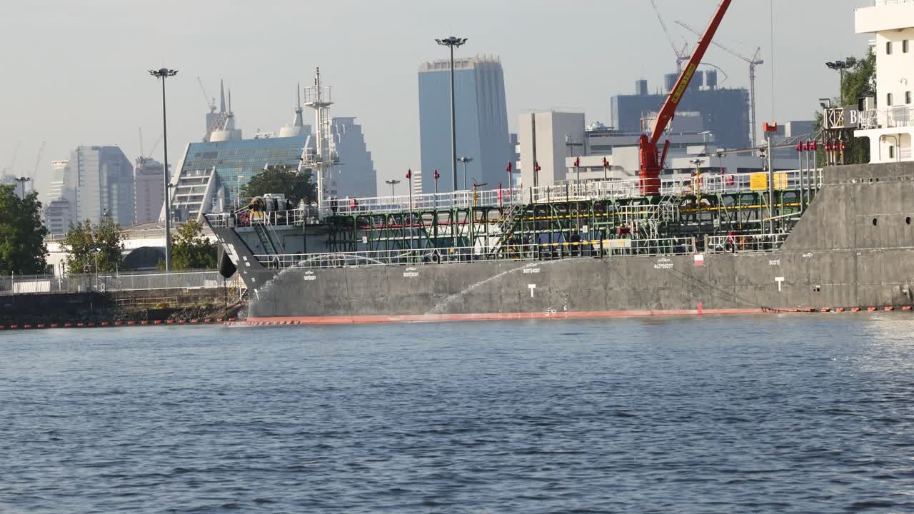 움직이는 크레인과 함께 산업 해안의 타임 스