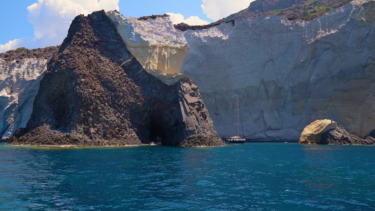 increíble costa de acantilado en la bahía de kleftiko con un catamarán isla de milos en grecia