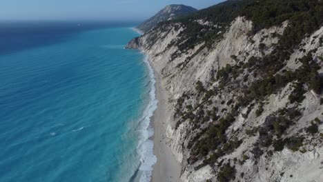 Flugaufnahme-Der-Küste-Und-Des-Strandes-Von-Egremni,-Dem-Beliebtesten-Touristenort-In-Lefkada,-Griechenland
