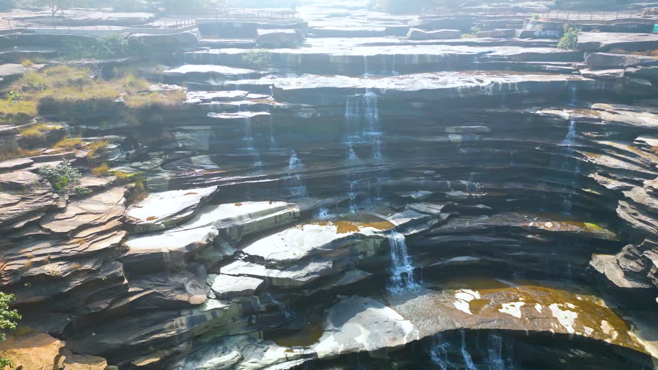 라지다리 (rajdari) 와 데브다리 (devdari) 폭포는 푸른 초록색의 찬드라프라바 야생동물 보호구역 안에 위치하고 있습니다. 드론에서 볼 수 있습니다.