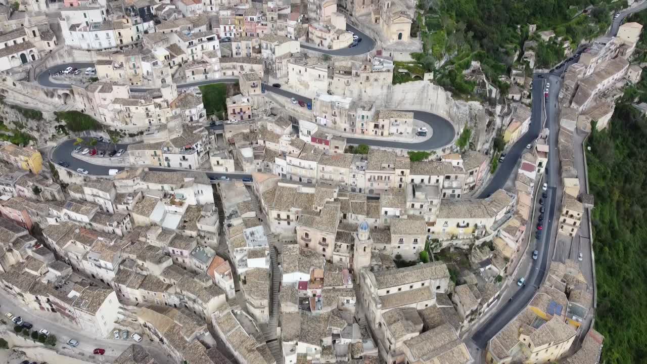 panorámica lenta y tranquila hacia el horizonte sobre el casco antiguo siciliano de ragusa, impresionantes vistas