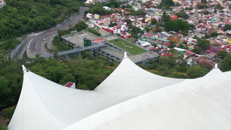 Luftüberflug-über-Ein-Kleines-Stadion-Mit-Geschlossenem-Dach-Neben-Einer-Kleinen-Stadt-In-Mexiko