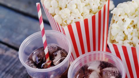 popcorn, süßigkeiten und getränke mit dem thema des 4. juli