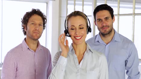 agente femenina rubia trabajando con auriculares