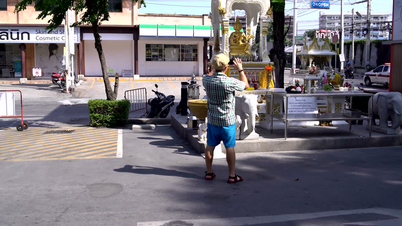 관광객 이 신 의 동상 을 사진 으로 찍고 있다