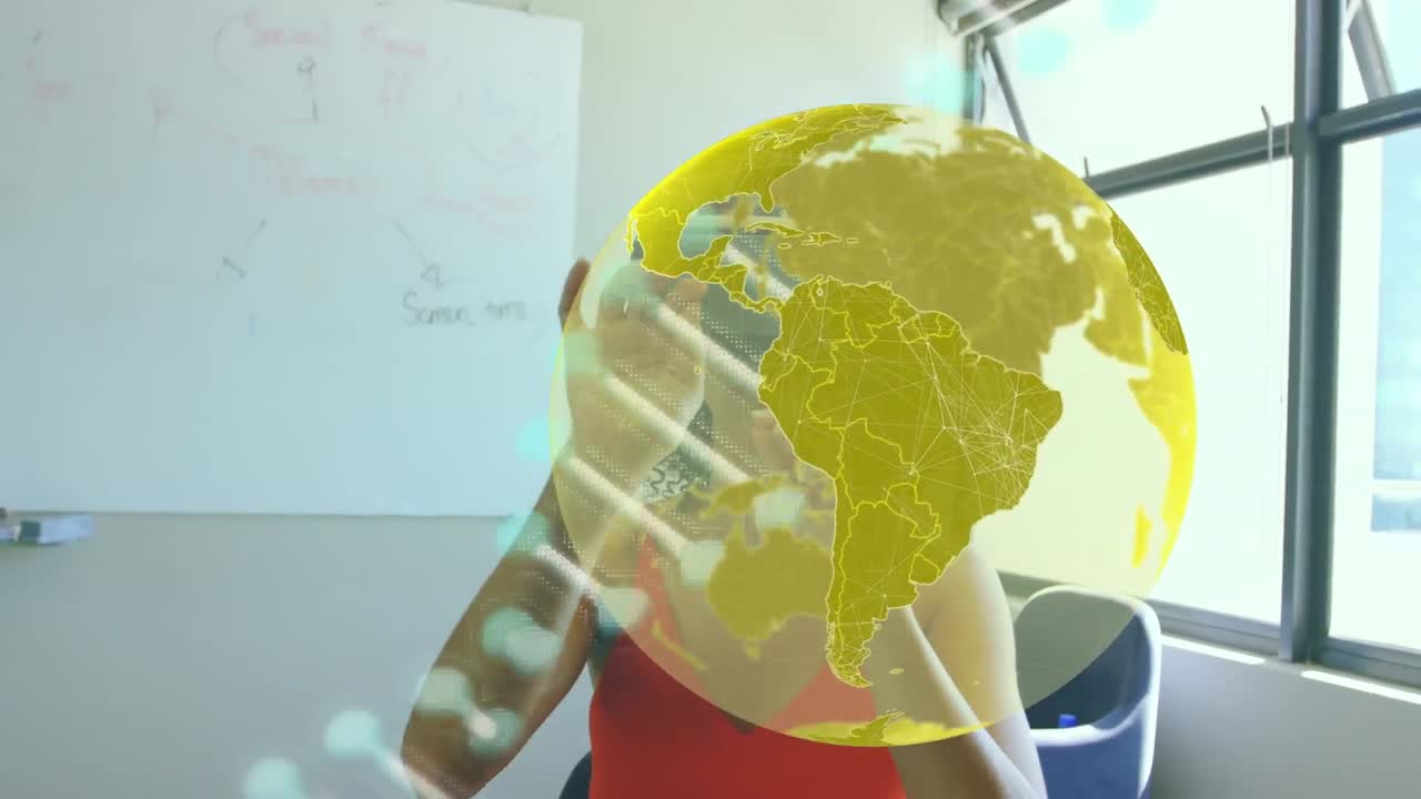 animación del globo con una red de conexiones de cadenas de adn sobre una mujer de negocios con auriculares vr