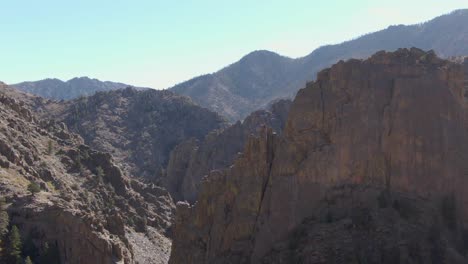 Drohnenaufnahme-Der-Trockenen-Rocky-Mountains-Im-Sommer