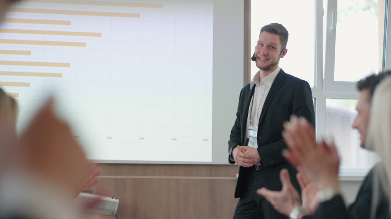 un joven especialista en marketing y seo está presentando un gráfico del desarrollo de la compañía en una reunión de negocios.