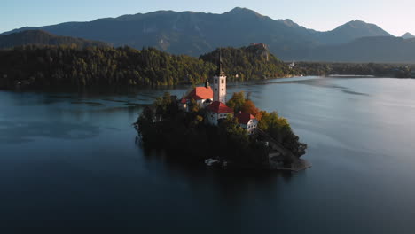 Luftaufnahme-Einer-Drohne,-Die-Die-Kirche-Im-Bleder-See,-Slowenien-Zeigt