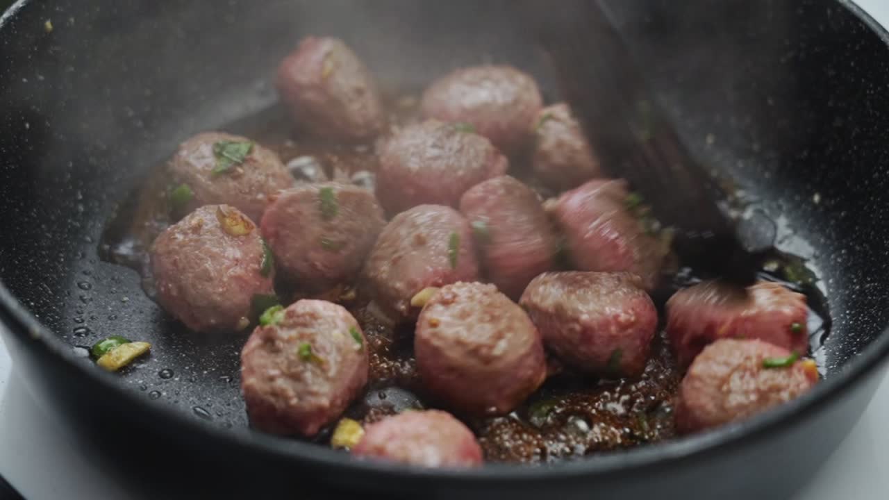 기름 을  ⁇ 는 팬 에 고기 볼 을 조리 하는 인식 할 수 없는 사람