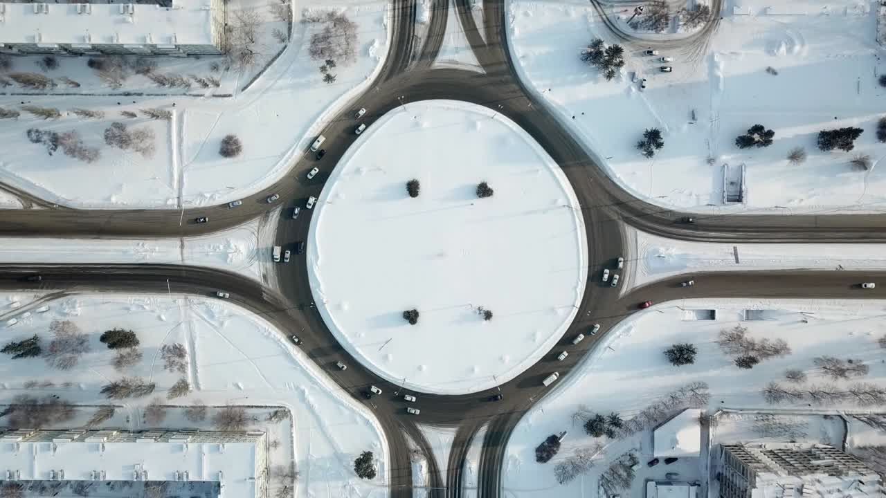 воздушный вид круговорота в зимний день с движением автомобилей и грузовиков