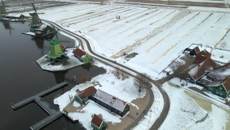 Holländische-Landschaft-Mit-Historischen-Windmühlen-Und-Ackerland-Während-Der-Wintersaison