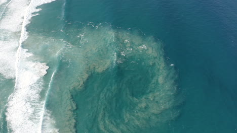 Blick-Von-Oben-Auf-Die-Sich-Bewegenden-Meereswellen-Und-Den-Sand-Neben-Der-Großen,-Wunderschönen-Insel-Fraser-Island,-Australien