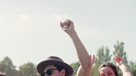 Gruppe-Von-Menschen-Mit-Erhobenen-Händen