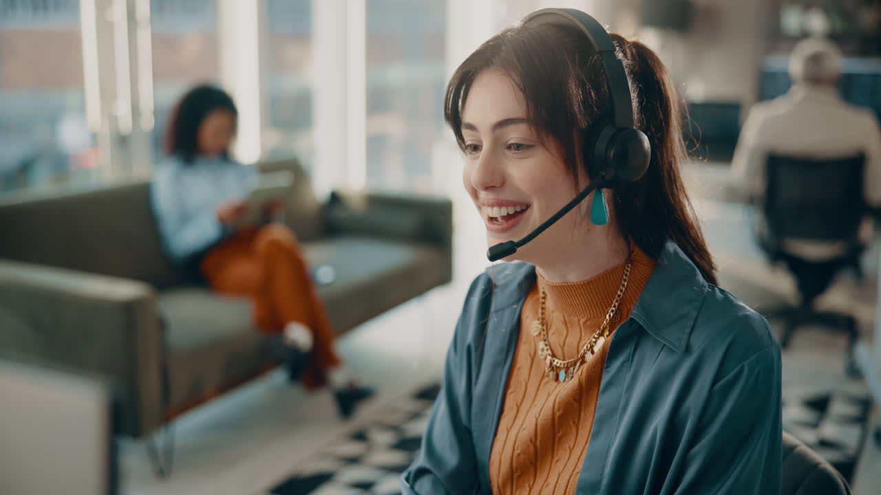 Kvinne med headset som jobber på kontor